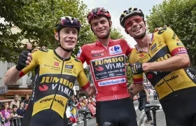 Sepp Kuss (centro) acompañado de sus compañeros de equipo Jonas Vingegaard y Primoz Roglic.