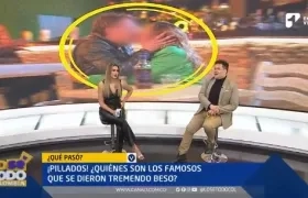 Nanis Ochoa y Ariel Osorio en el set de 'Lo sé todo'. Al fondo la foto polémica