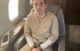 Ovidio Guzmán, en el avión de la DEA rumbo a Estados Unidos. 