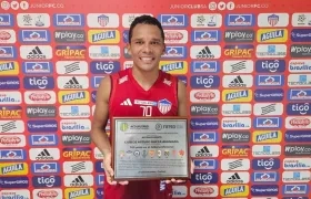 Carlos Bacca con el reconocimiento entregada por la Acolfutpro.