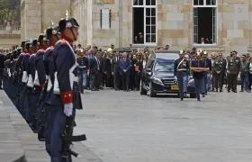 El féretro con los restos del maestro Fernando Botero cuando era trasladado a la Catedral Primada. 