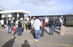 Periodistas a la espera del acceso a la práctica de la Selección Colombia.