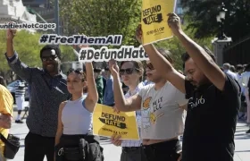  Inmigrantes y activistas protestan contra la política migratoria del presidente Joe Biden en el Parque Lafayette frente a la Casa Blanca