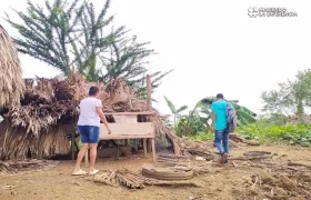 Funcionarios de la Alcaldía de Puerto Escondido recorren las zonas afectadas por el vendaval