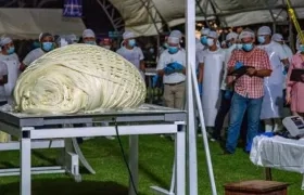 Miembros del Comité del Récord Guinness observan la bola de queso de 558 kilos