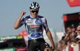 Remco Evenepoel, campeón en 2022, cruzó en solitario la meta. 