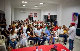 Richard Fernández, candidato al Concejo, en una de las reuniones de fin de semana en los barrios de Barranquilla
