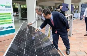  Juan Manuel Rojas, presidente de Promigas, y Adolfo Meisel, rector de Uninorte, firman simbólicamente un panel solar.