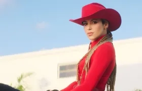 Shakira vestida de charra mexicana sobre un caballo en 'El Jefe'
