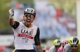 Juan Sebastián Molano celebra tras cruzar primero la meta en Zaragoza. 