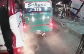 Momento exacto en el que un bus interdepartamental choca con uno de transporte público.