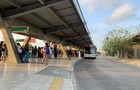 Usuarios de Transmetro en la Estación de Retorno Joe Arroyo