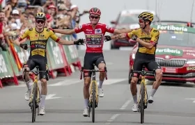 Sepp Kuss celebrando con sus compañeros Jonas Vingegaard y Primoz Roglic.