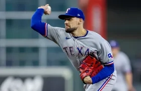 El derecho Nathan Eovaldi lanzó seis entradas y se llevó la victoria por los Rangers. 