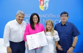 La Gobernadora recibió la certificación.