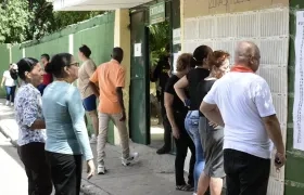 Personas ingresando al colegio Inem para votar.