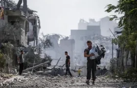Un palestino caminando entre las ruinas en Gaza.