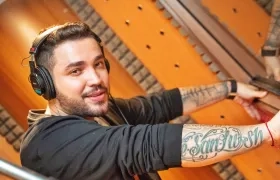 Jessi Uribe en un estudio de grabación.