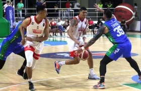 Jhornan Zamora buscando a Juan Cárdenas en un pick and roll.