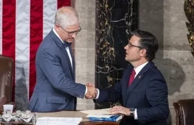 El Representante del Partido Republicano Mike Johnson (derecha).