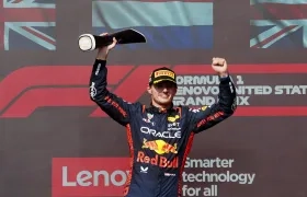 El piloto Max Verstappen levanta el trofeo del Gran Premio de los Estados Unidos.