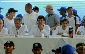 El vocero de EMC, Andrey Avendaño (d); el alto comisionado para la paz de, Danilo Rueda (c), y Camilo González (i), coordinador delegado por el Gobierno. 