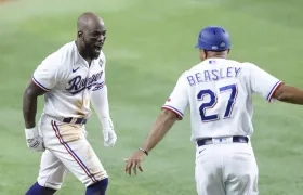 Adolis García celebrando con su compañero Tony Beasley.