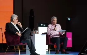 Santiago Montenegro en el conversatorio con el periodista Mauricio Reina