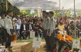   Vista del entierro de un soldado israelí este viernes en el cementerio Monte Herzl.