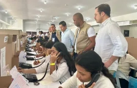 Representantes de Registraduría vigilando el Segundo simulacro de procesamiento de datos electorales.