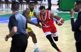 Javier González llevando el balón ante los Cimarrones del Chocó.