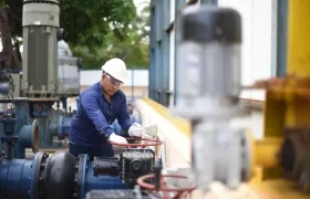 Operarios de Triple A en sus labores.