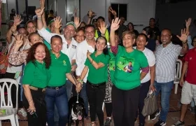 Alfredo Varela y representantes de defensores de animales y la mascota con la que 'firmó' el compromiso