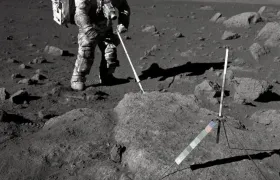 El astronauta del Apolo 17 Harrison Schmitt en 1972, cubierto de polvo lunar.