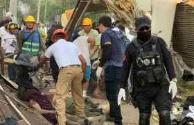Socorristas en la zona en donde cayó el bus en Oaxaca, México