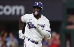 Adolis García recorre las bases tras conectar un jonrón de tres carreras en el segundo inning. 