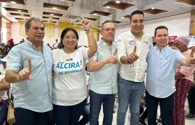 Alcira Sandoval entre Armando Zabaraín, Efraín Cepeda, Rodrigo José Ucrós y Federico Ucrós Fernández.