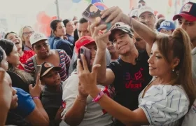 Alex Char se toma una selfi con un grupo de mujeres con las que se reunió.