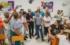 El tres veces alcalde de Barranquilla, Alex Char,con vecinos de Villa Cordialidad