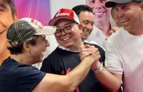 Alex Char y Harry Canedo se saludan. A su lado, Juan Carlos Ospino