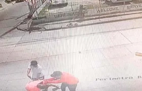 Owens Gregory Stewart en momentos en que forcejea con los dos delincuentes