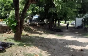 Policías de la Fiscalía General del Estado (FGE) resguardan el lugar donde fueron asesinados al menos 11 uniformados