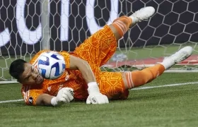Sergio Romero paró dos cobros desde el punto penal al Palmeiras. 