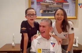 Edgardo Bauza con la camiseta de Liga junto a su esposa Maritza y a su hijo Nicolás.