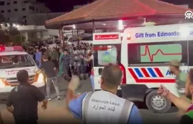 Ambulancias trasladan a heridos después del bombardeo en el hospital en el centro de Gaza