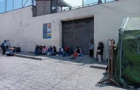 Familiares de internos aguardan en las afueras de la cárcel El Inca de Quito