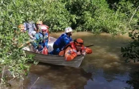 Armada, Bomberos y Cruz Roja participan en la búsqueda.