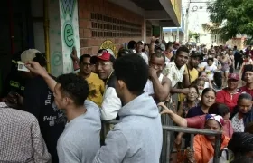 Personas esperando ingresar en un puesto de votación en Soledad.