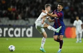 Ferrán Torres disputa un balón ante el defensa Valeriy Bondar, del Shakhtar.
