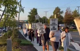 Trabajadores de la salud protestando en las calles.
